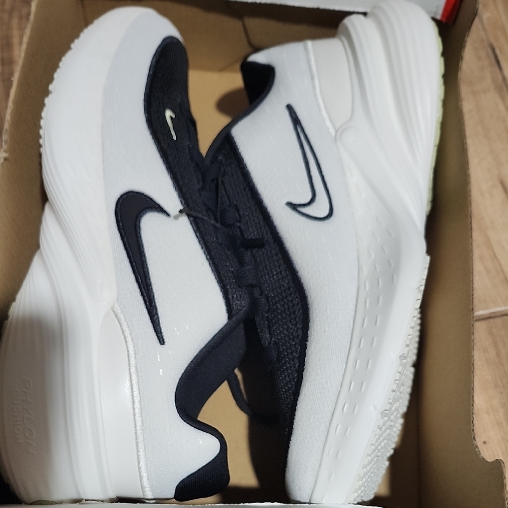 Nike Dual-Tone Black and White Shoes - Picture 2 of 3